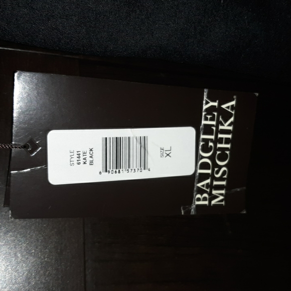 Badgley Mischka black coat. Extended collar, wonderfully made. This coat is new, - Picture 9 of 13
